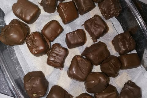 Cliquez pour zoomer ! Caramels aux cacahuètes enrobés de chocolat Thermomix par steph1703