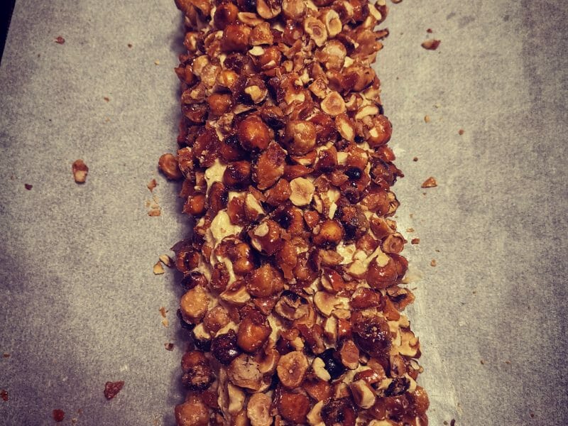 Cliquez pour zoomer ! Bûche pralinée aux éclats de noisettes caramélisés Thermomix par aure_tafar