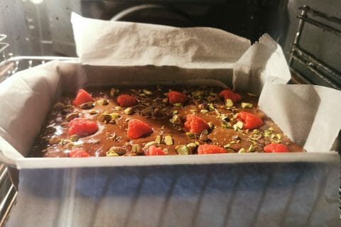 Cliquez pour zoomer ! Brownie framboises, pistaches et pépites de chocolat blanc Thermomix par emilie6619