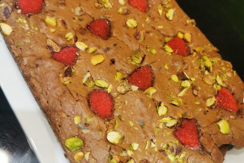 Cliquez pour zoomer ! Brownie framboises, pistaches et pépites de chocolat blanc Thermomix par emilie6619