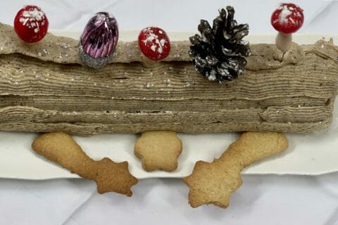 Cliquez pour zoomer ! Bûche pralinée aux éclats de noisettes caramélisés Thermomix par Mecken