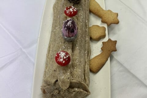Cliquez pour zoomer ! Bûche pralinée aux éclats de noisettes caramélisés Thermomix par Mecken