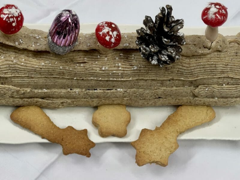 Cliquez pour zoomer ! Bûche pralinée aux éclats de noisettes caramélisés Thermomix par Mecken