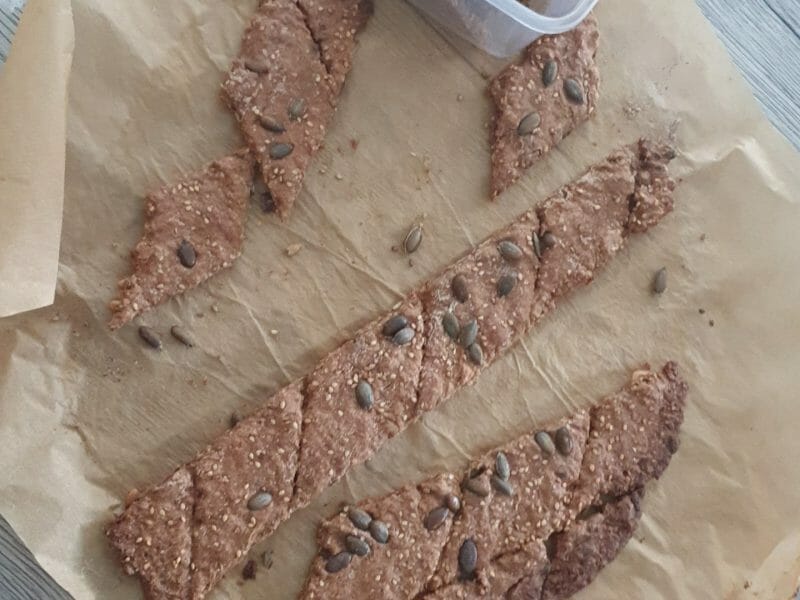 Cliquez pour zoomer ! Crackers salés à l’emmental et aux graines Thermomix par Nassima