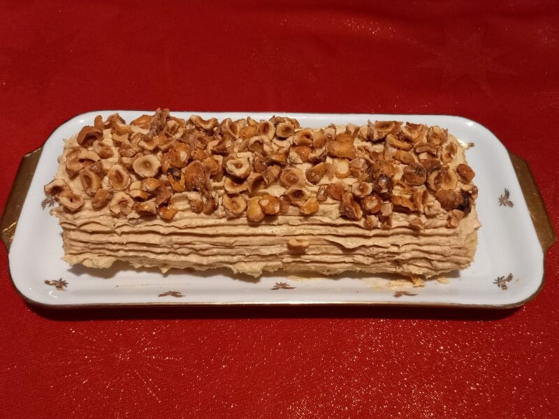 Cliquez pour zoomer ! Bûche pralinée aux éclats de noisettes caramélisés Thermomix par MarsupilEmi