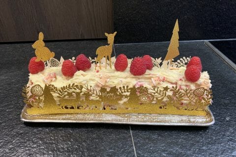 Cliquez pour zoomer ! Bûche de Noël framboises et chocolat blanc Thermomix par caroline_171