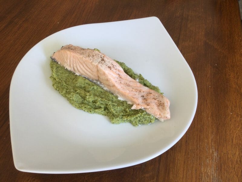 Cliquez pour zoomer ! Saumon sur purée de brocolis Thermomix par anna_b