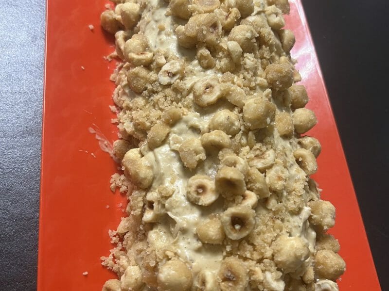 Cliquez pour zoomer ! Bûche pralinée aux éclats de noisettes caramélisés Thermomix par cyrielle_22