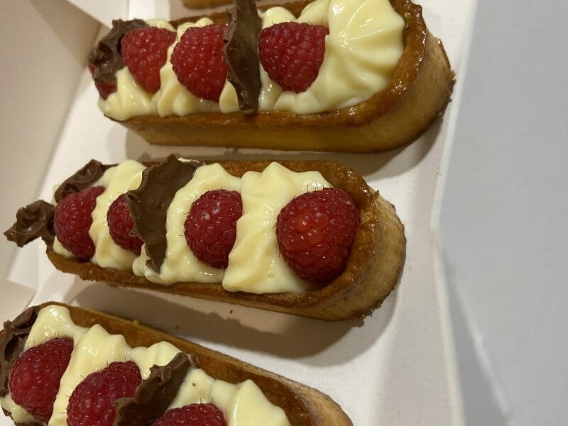 Cliquez pour zoomer ! Tartelettes framboises sur crème d’amande et pistache Thermomix par dinadina