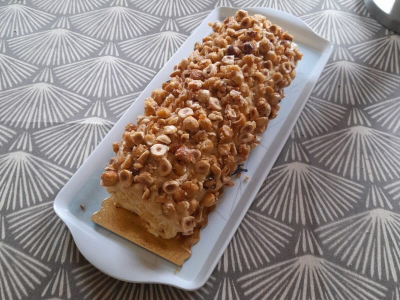 Cliquez pour zoomer ! Bûche pralinée aux éclats de noisettes caramélisés Thermomix par Sophie35