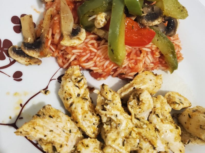 Cliquez pour zoomer ! Poulet sauce poivron-tomate, riz et ses légumes Thermomix par maga9