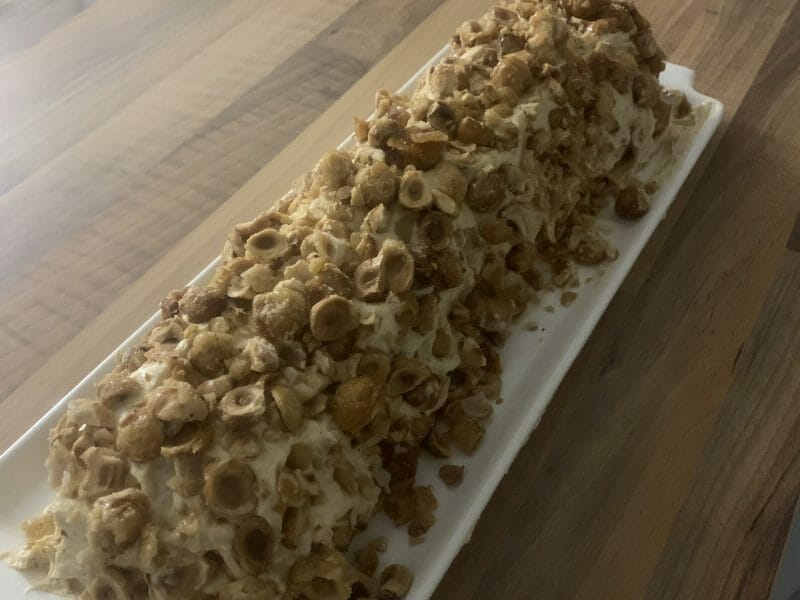 Cliquez pour zoomer ! Bûche pralinée aux éclats de noisettes caramélisés Thermomix par faustine_17