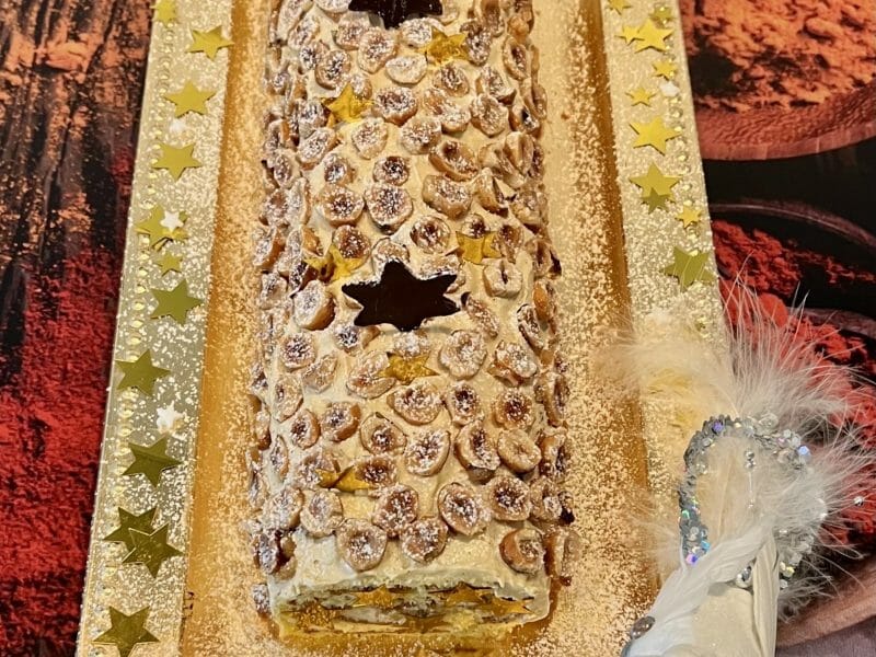 Cliquez pour zoomer ! Bûche pralinée aux éclats de noisettes caramélisés Thermomix par Juljo