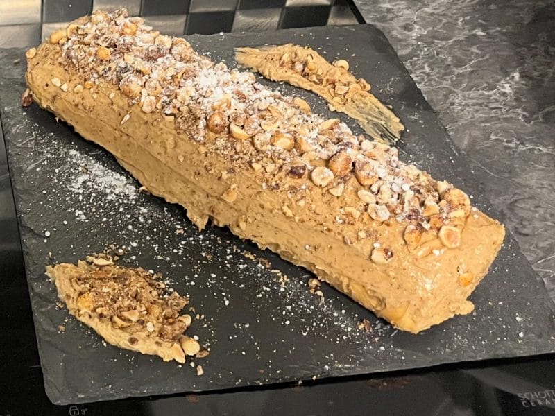 Cliquez pour zoomer ! Bûche pralinée aux éclats de noisettes caramélisés Thermomix par Sandrillon75