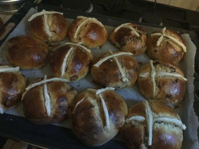 Cliquez pour zoomer ! Hot cross buns – petits pains anglais de Pâques Thermomix par chocolatitine