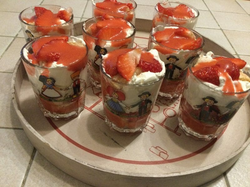 Cliquez pour zoomer ! Tiramisu aux fraises en verrines Thermomix par chocolatitine