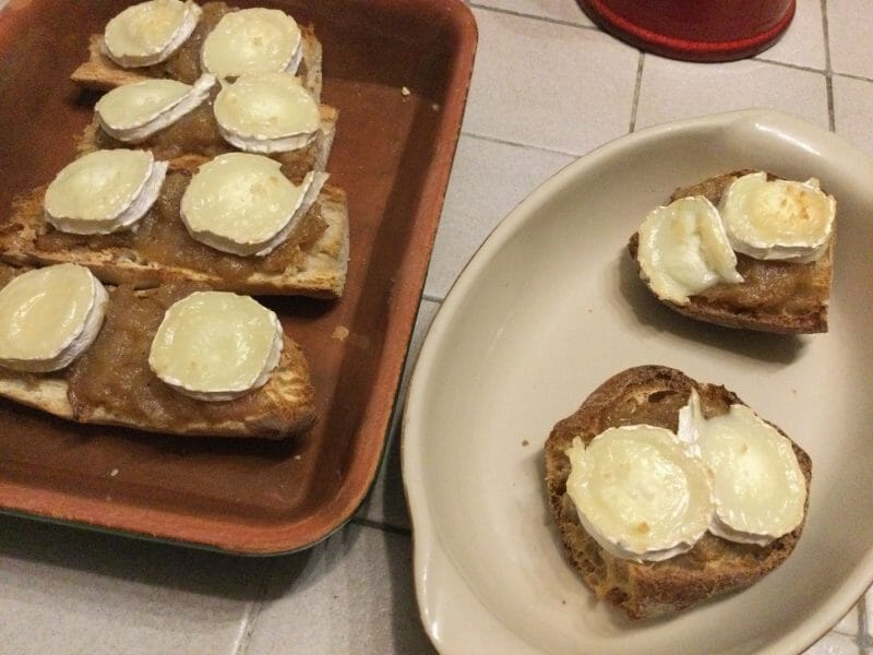 Cliquez pour zoomer ! Tartines échalotes et poires au chèvre Thermomix par chocolatitine