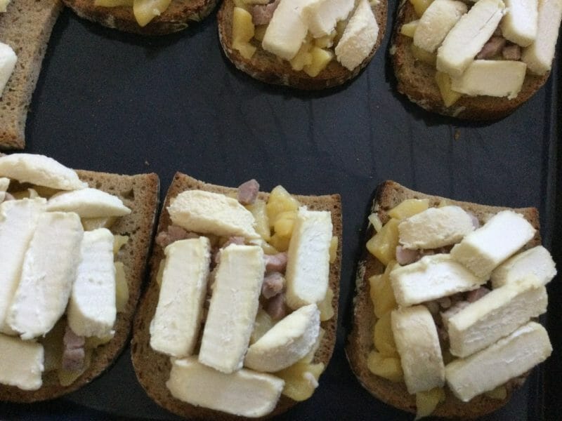 Cliquez pour zoomer ! Tartines normandes pommes et camembert Thermomix par chocolatitine