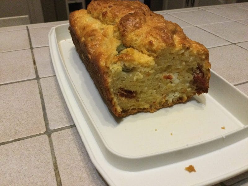 Cliquez pour zoomer ! Cake tomates séchées, olives vertes et feta Thermomix par chocolatitine