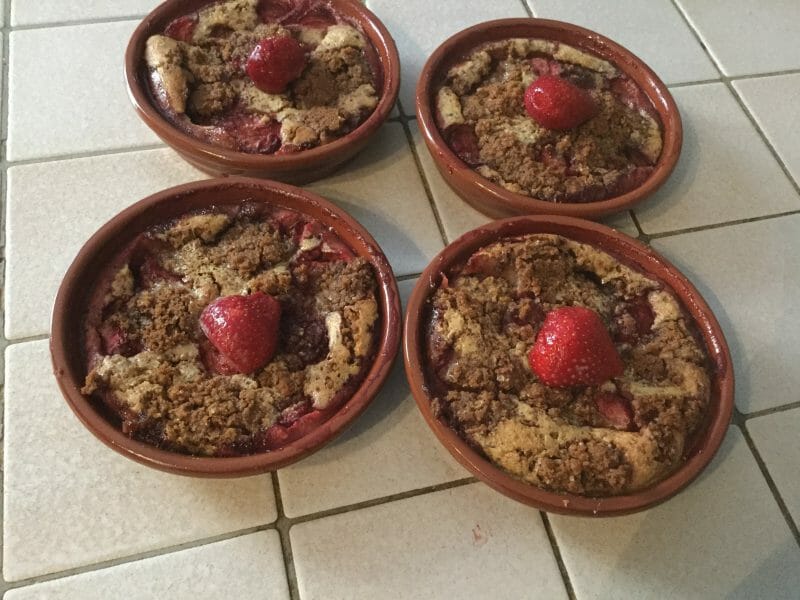 Cliquez pour zoomer ! Clafoutis cerises, noisettes et crumble spéculoos Thermomix par chocolatitine