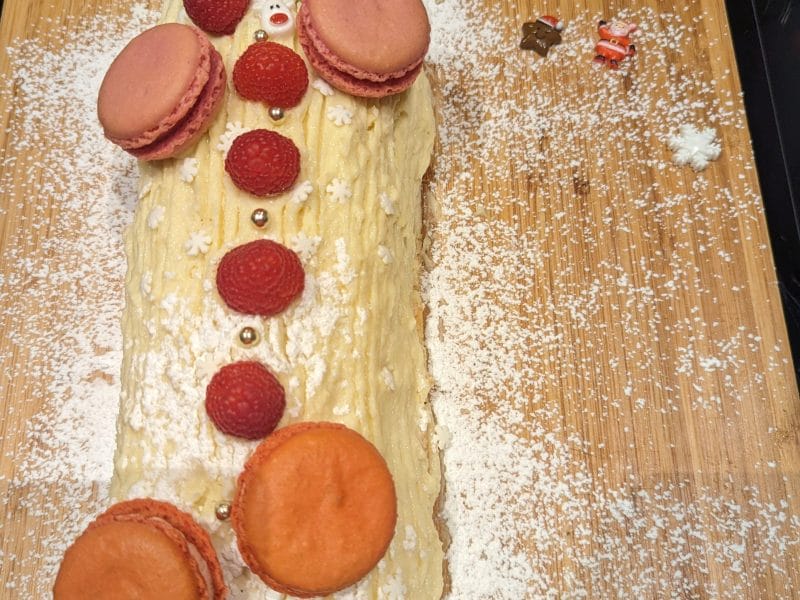 Cliquez pour zoomer ! Bûche de Noël framboises et chocolat blanc Thermomix par clem_19