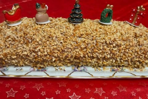 Cliquez pour zoomer ! Bûche pralinée aux éclats de noisettes caramélisés Thermomix par Nessa