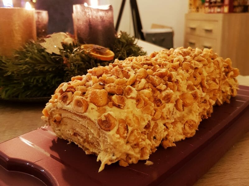 Cliquez pour zoomer ! Bûche pralinée aux éclats de noisettes caramélisés Thermomix par toflejunk85