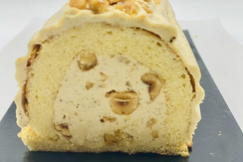 Cliquez pour zoomer ! Bûche pralinée aux éclats de noisettes caramélisés Thermomix par Leila1966