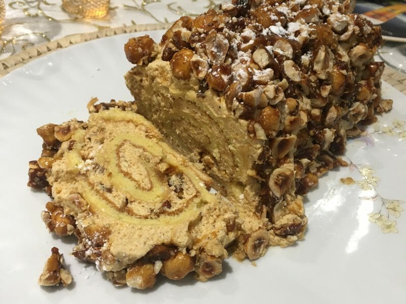 Cliquez pour zoomer ! Bûche pralinée aux éclats de noisettes caramélisés Thermomix par angeliqueadalind
