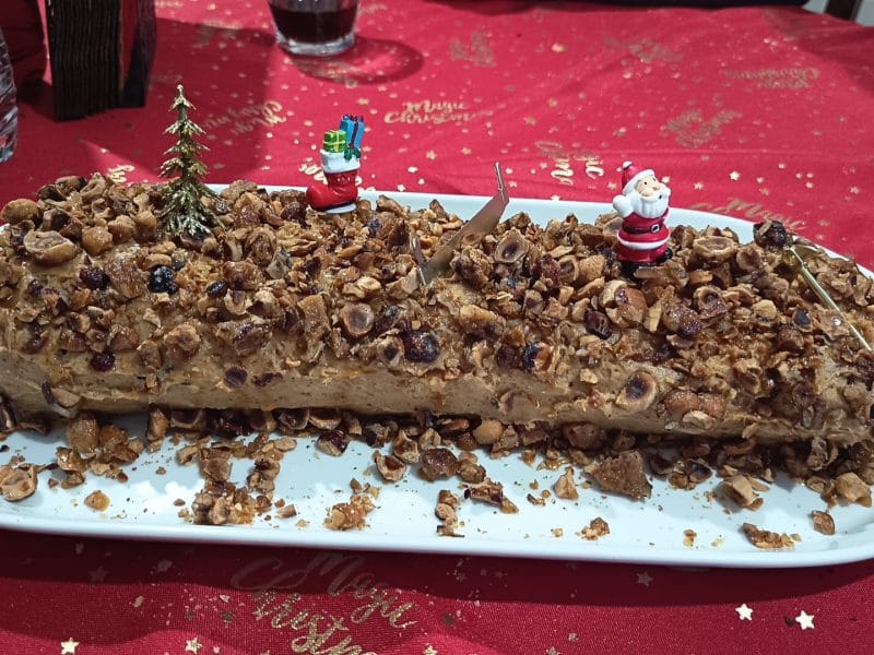 Cliquez pour zoomer ! Bûche pralinée aux éclats de noisettes caramélisés Thermomix par Martine55