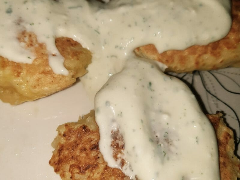Cliquez pour zoomer ! Galettes de chou-fleur et sauce yaourt Thermomix par Aurore-Noah