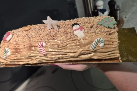 Cliquez pour zoomer ! Bûche pralinée aux éclats de noisettes caramélisés Thermomix par louane2304