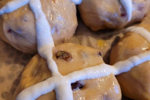 Cliquez pour zoomer ! Hot cross buns – petits pains anglais de Pâques Thermomix par cflo68🐞