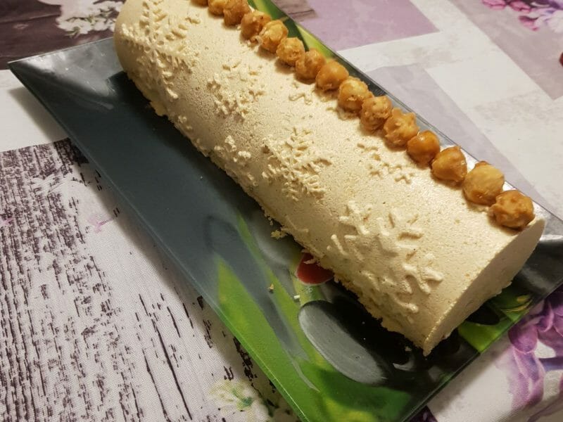 Cliquez pour zoomer ! Bûche pralinée aux éclats de noisettes caramélisés Thermomix par sarah_237