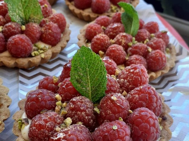 Cliquez pour zoomer ! Tartelettes framboises sur crème d’amande et pistache Thermomix par ame26