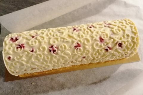 Cliquez pour zoomer ! Bûche de Noël framboises et chocolat blanc Thermomix par clarinette4259