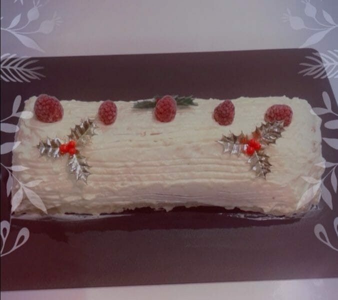 Cliquez pour zoomer ! Bûche de Noël framboises et chocolat blanc Thermomix par charlene2539