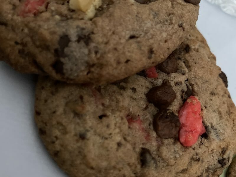 Cliquez pour zoomer ! Cookies aux éclats de pralines roses et pépites de chocolat Thermomix par insbou