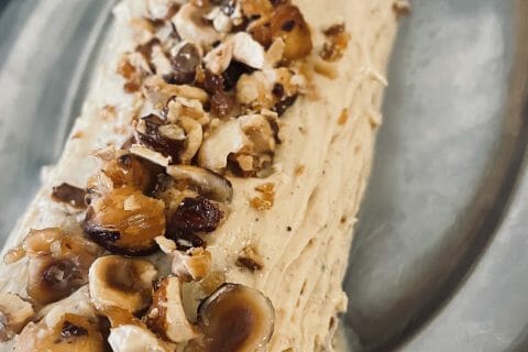 Cliquez pour zoomer ! Bûche pralinée aux éclats de noisettes caramélisés Thermomix par abi