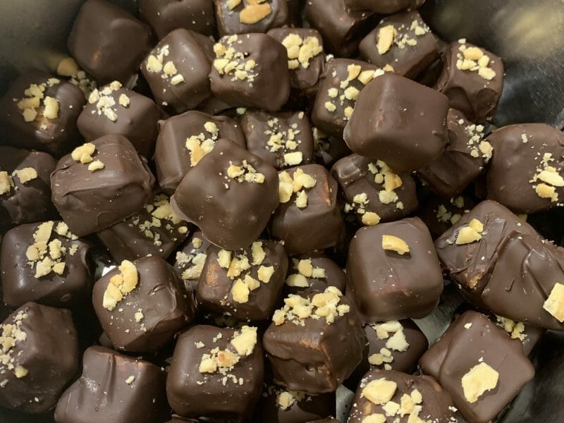 Cliquez pour zoomer ! Caramels aux cacahuètes enrobés de chocolat Thermomix par marycherry