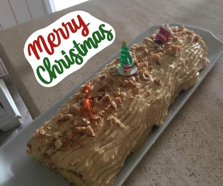 Cliquez pour zoomer ! Bûche pralinée aux éclats de noisettes caramélisés Thermomix par LaurenceD