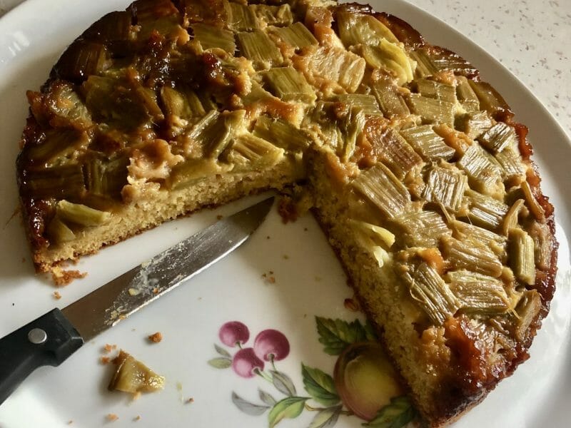 Cliquez pour zoomer ! Gâteau renversé à la rhubarbe et caramel au beurre salé Thermomix par ccile91