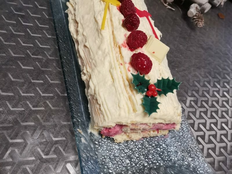 Cliquez pour zoomer ! Bûche de Noël framboises et chocolat blanc Thermomix par julie67770