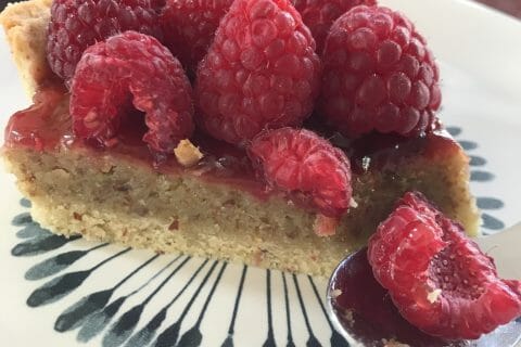 Cliquez pour zoomer ! Tartelettes framboises sur crème d’amande et pistache Thermomix par oliviaTheImperfectCook