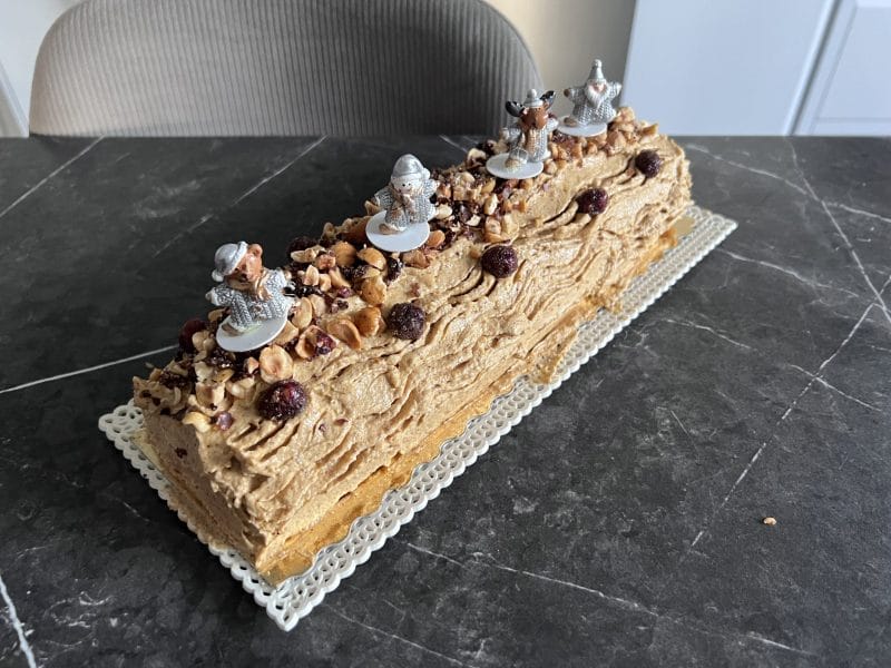 Cliquez pour zoomer ! Bûche pralinée aux éclats de noisettes caramélisés Thermomix par jayou972