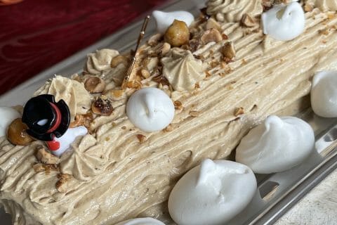 Cliquez pour zoomer ! Bûche pralinée aux éclats de noisettes caramélisés Thermomix par sophie_398