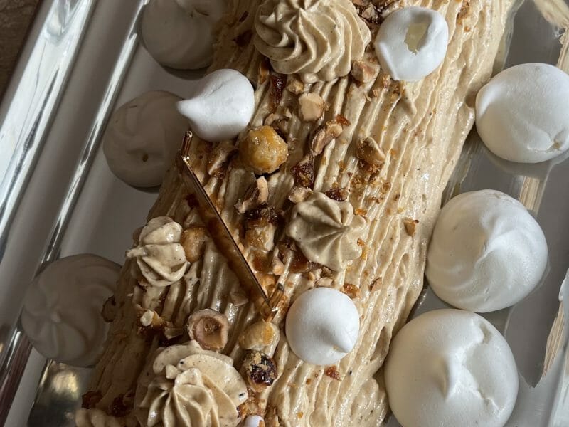 Cliquez pour zoomer ! Bûche pralinée aux éclats de noisettes caramélisés Thermomix par sophie_398