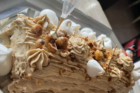 Cliquez pour zoomer ! Bûche pralinée aux éclats de noisettes caramélisés Thermomix par sophie_398