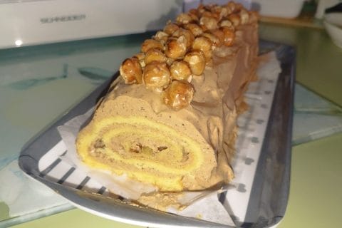 Cliquez pour zoomer ! Bûche pralinée aux éclats de noisettes caramélisés Thermomix par samleen85