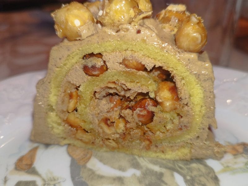 Cliquez pour zoomer ! Bûche pralinée aux éclats de noisettes caramélisés Thermomix par samleen85